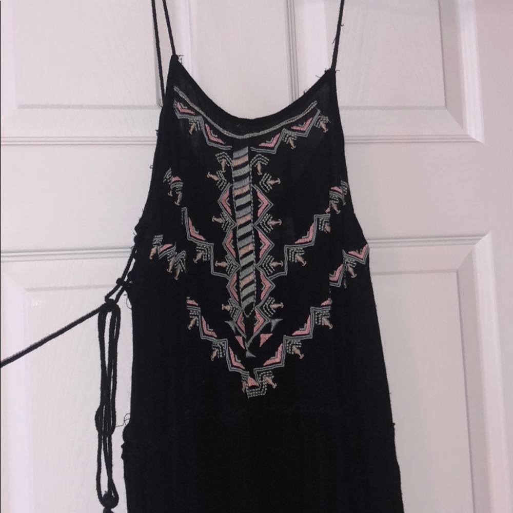 super cute black dress!